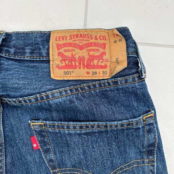 Levi’s Women’s 501 Jeans Size 28 - Picture 3 of 5